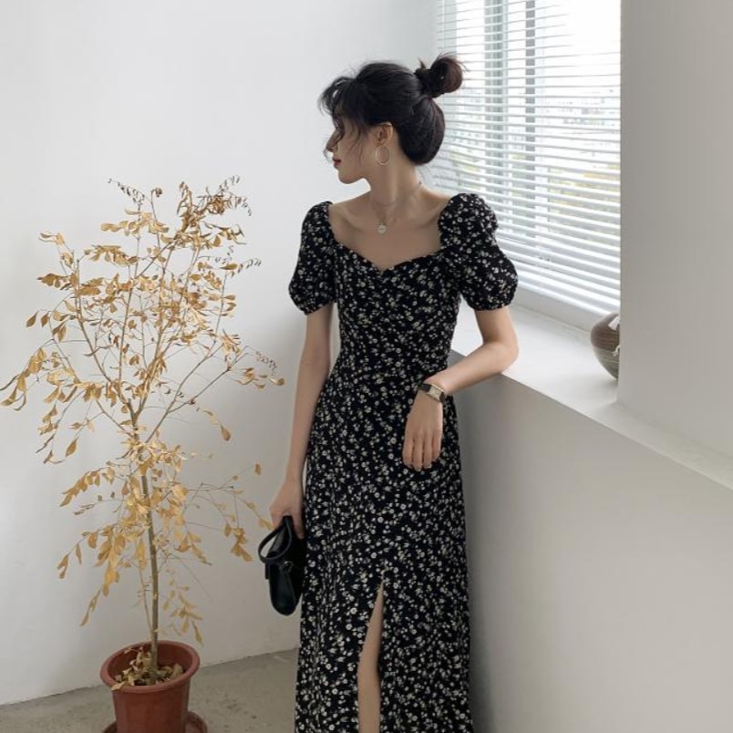 花柄ワンピース スリット ワンピース ワンピドレス 膝下 ロング ロング丈 袖あり 半袖 パフスリーブ スクエアネック セミフレア 細身 アシンメトリー サイドスリット 薄手 個性的 ブラック