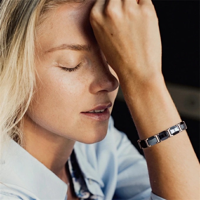 チタンとステンレス鋼の磁気ブレスレット,痩身,ヘマタイト ストレス解消 痩身ブレスレット 女性の減量 エネルギーマグネット付きの磁気ブレスレット エネルギーヨガ減量疲労緩和療法瞑想 癒しの石