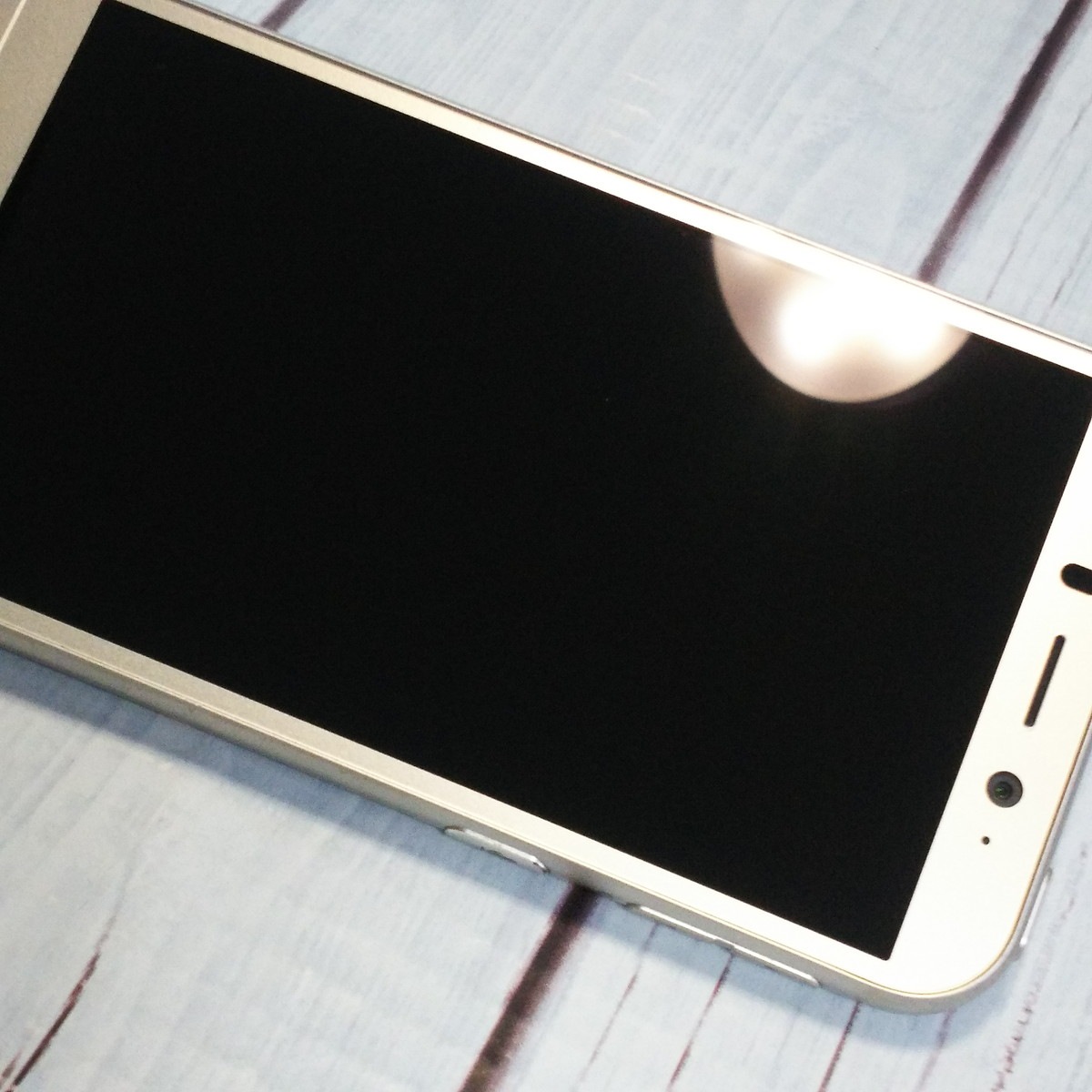 送料無料】Softbank SHARP シンプルスマホ4 704SH シャンパン