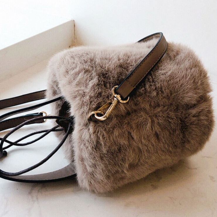 バッグ カバン レディース ショルダー ハンドバッグ 斜めがけ 肩がけ 手持ち ミニバッグ 多機能 便利 コンパクト 自立 ふわふわ ファー かわいい 大人可愛い きれいめ シンプル カジュアル 上品 バッグ カバン レディース ショルダー ハンドバッグ 斜めがけ 肩がけ 手持ち ミニバッグ 多機能 便利 コンパクト 自立 ふわふわ ファー かわいい 大人可愛い きれいめ シンプル カジュアル 上品