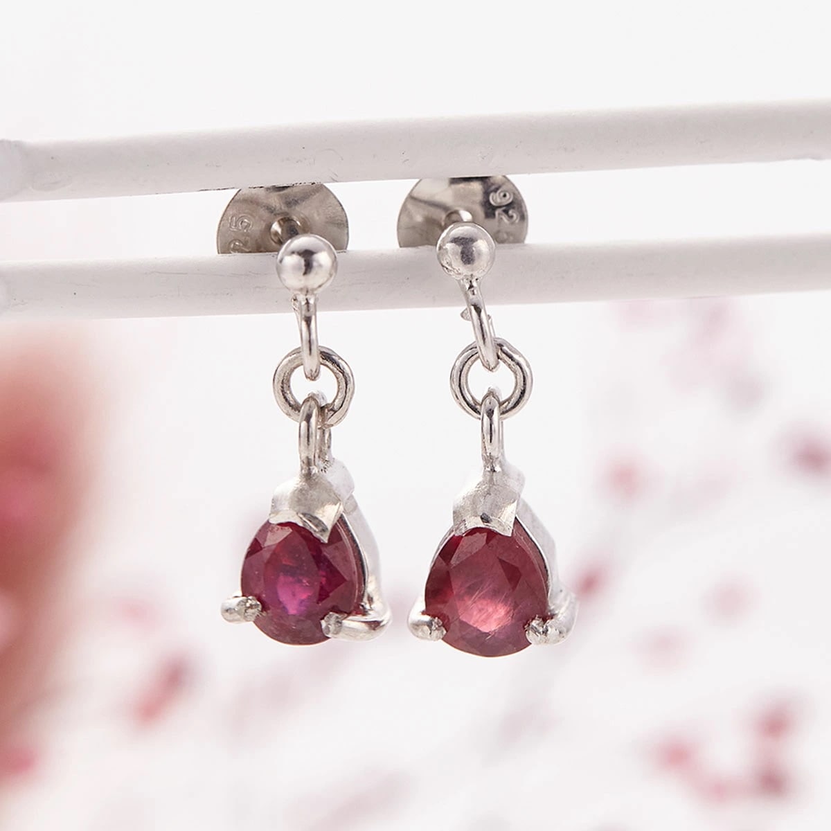 ピアス レディース メンズ シルバー925 ルビー ディアドロップ型 しずく型 揺れる キレイ おし ピアス レディース メンズ シルバー925 ルビー ディアドロップ型 しずく型 揺れる キレイ おし