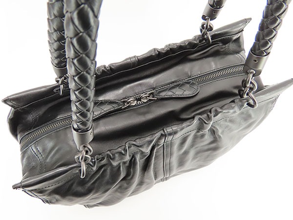 超美品ボッテガヴェネタイントレチャートトートバッグハンドバッグブラックレザー 超美品ボッテガヴェネタイントレチャートトートバッグハンドバッグブラックレザー