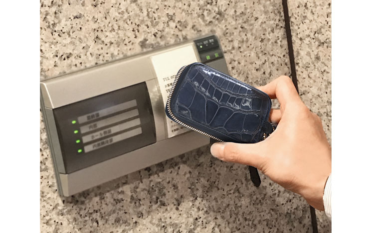クロコダイルレザースマートキーケースカバーシャイニング加工ヘンローン クロコダイルレザースマートキーケースカバーシャイニング加工ヘンローン
