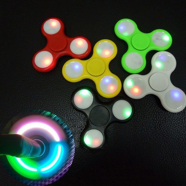 EDCのストレスは、自閉症を軽減ADHDおもちゃのグローLEDフラッシュトライスピナーのスピンハンドスピナーのおもちゃのおもちゃ EDCのストレスは、自閉症を軽減ADHDおもちゃのグローLEDフラッシュトライスピナーのスピンハンドスピナーのおもちゃのおもちゃ