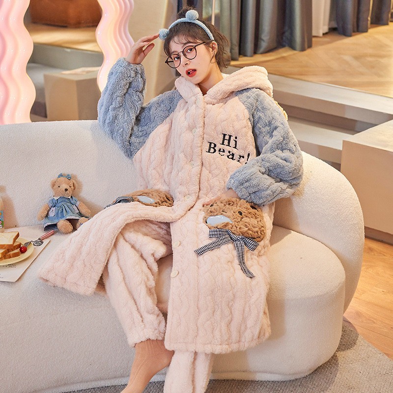 秋冬のサンゴの絨毯の三層の綿を挟んで寝ている服の女性とベルベットの厚い冬のバスローブのパジャマの新しい家庭服