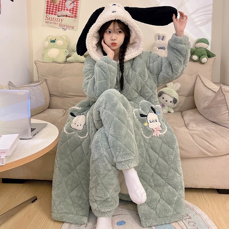 秋冬のサンゴの絨毯の三層の綿を挟んで寝ている服の女性とベルベットの厚い冬のバスローブのパジャマの新しい家庭服
