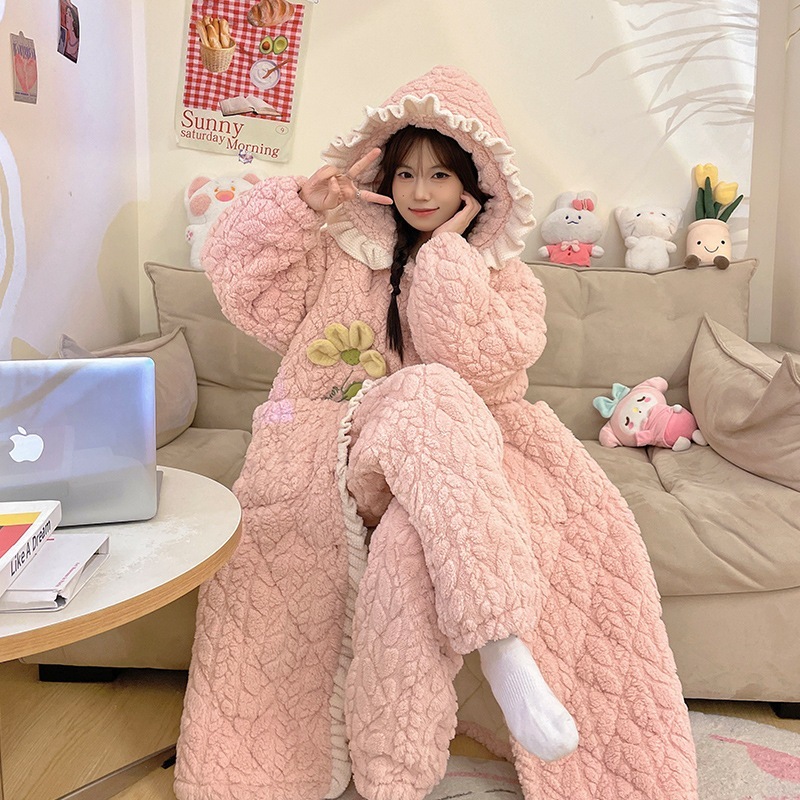 秋冬のサンゴの絨毯の三層の綿を挟んで寝ている服の女性とベルベットの厚い冬のバスローブのパジャマの新しい家庭服