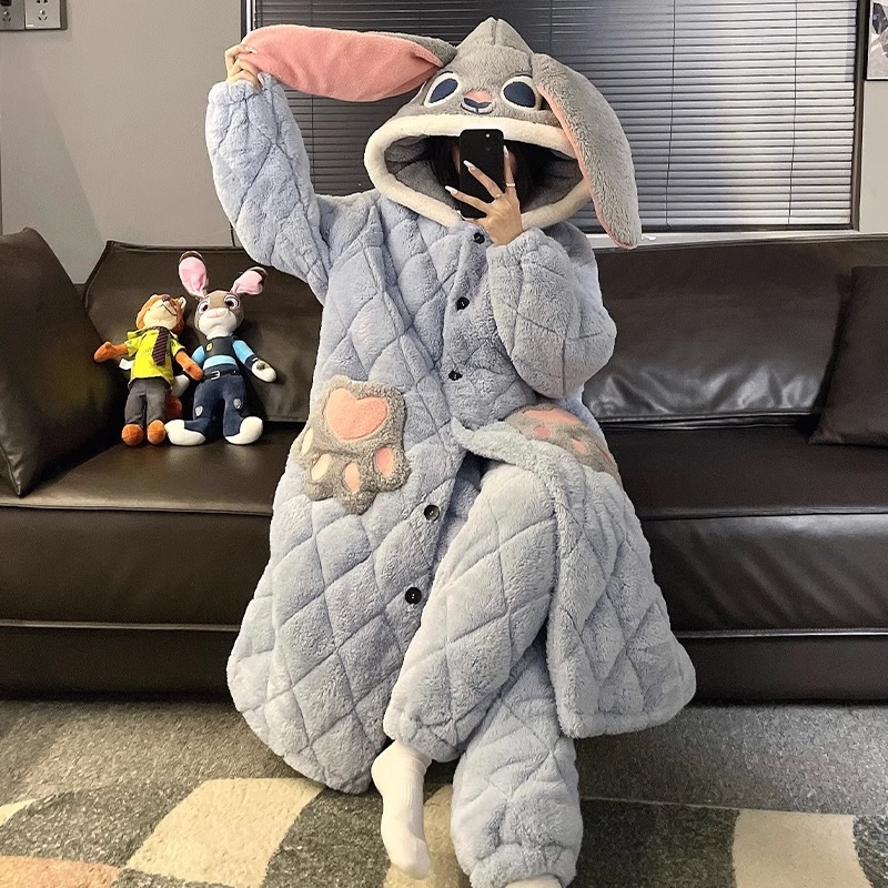 秋冬のサンゴの絨毯の三層の綿を挟んで寝ている服の女性とベルベットの厚い冬のバスローブのパジャマの新しい家庭服