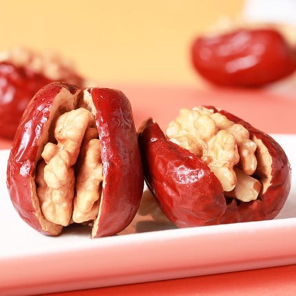 Qoo10] 中国お菓子くだもの紅棗夾核桃 ドライ赤棗