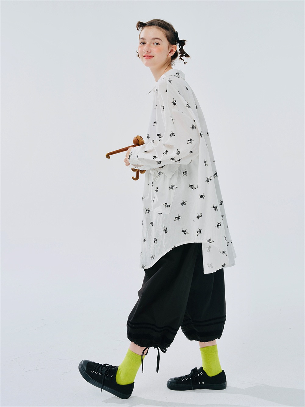細いストライプの入った黒色のゆったりしたワイドレッグパンツ