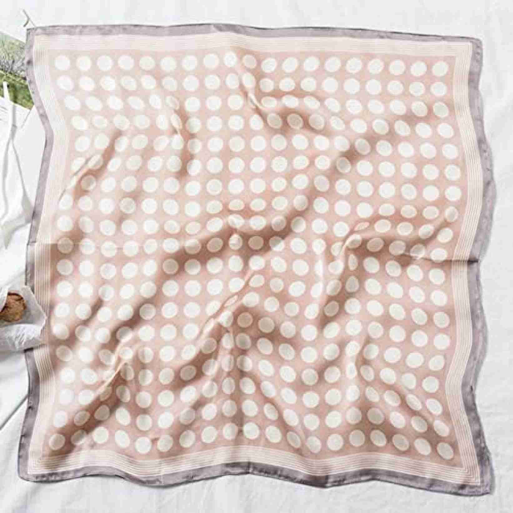 【20%OFFクーポン~】ネッカチーフ レディース 70*70cm 巻き方 手触り良い レトロ スクエアスカーフ 制服用 オフィス お洒落 頭飾り 髪の包帯 通勤用 旅行 贈り物 プレゼント ホワイ 【20%OFFクーポン~】ネッカチーフ レディース 70*70cm 巻き方 手触り良い レトロ スクエアスカーフ 制服用 オフィス お洒落 頭飾り 髪の包帯 通勤用 旅行 贈り物 プレゼント ホワイ