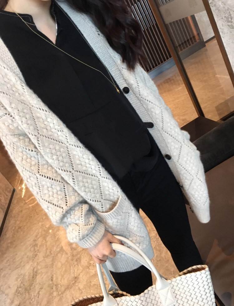 模様編み ボリューム ニット カーデ トップス カーディガン ロング ロング丈 袖あり 長袖 ボリューム袖 ドロップショルダー 萌袖 Vネック 襟なし ふわふわ ポケット 前開き 編み込み 透け感 かわいい 大人可愛い きれいめ シンプル カジュアル 大人 上品 おしゃれ 大人女子 模様編み ボリューム ニット カーデ トップス カーディガン ロング