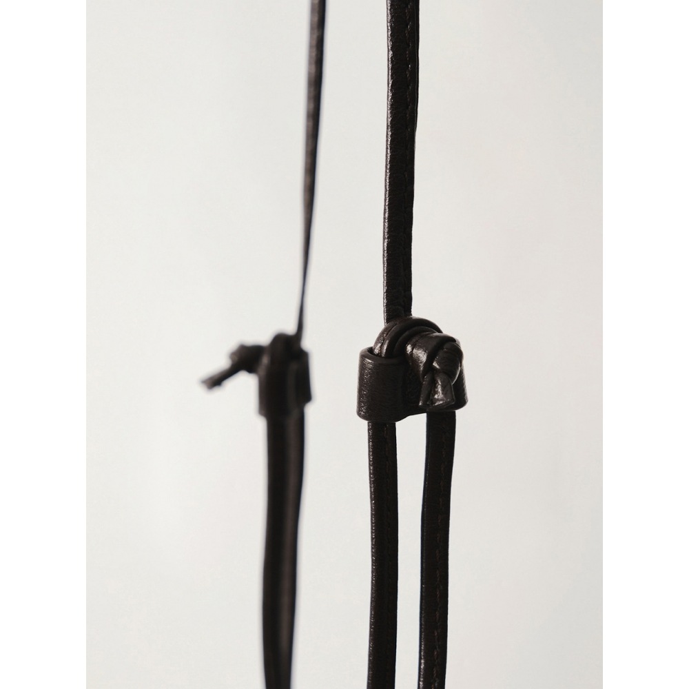 何も書かれていない Fatu ショルダーバッグ (ダークブラウン) 何も書かれていない Fatu ショルダーバッグ (ダークブラウン)