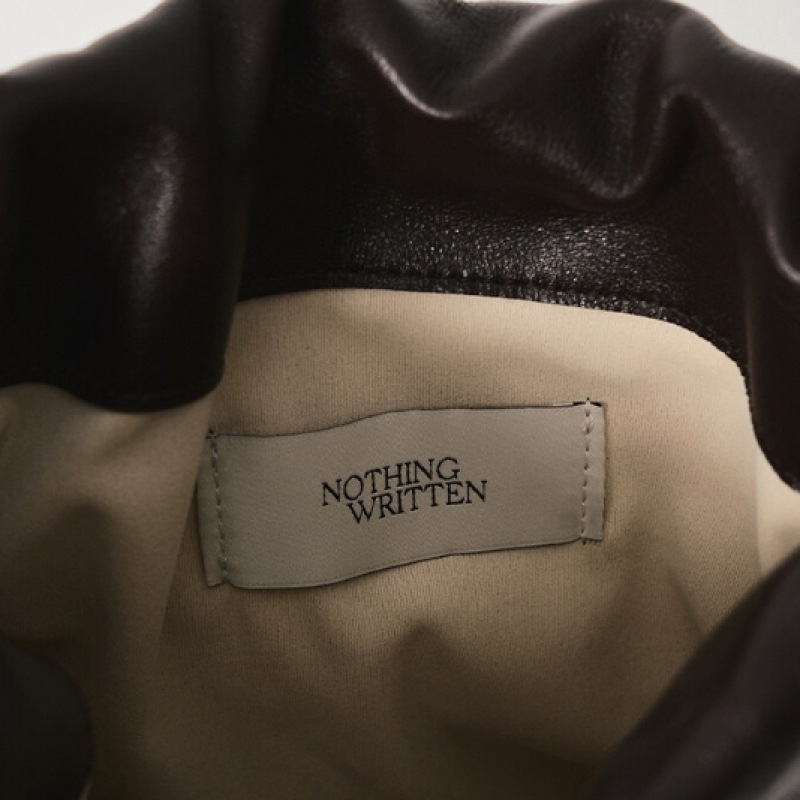 何も書かれていない Fatu ショルダーバッグ (ダークブラウン) 何も書かれていない Fatu ショルダーバッグ (ダークブラウン)