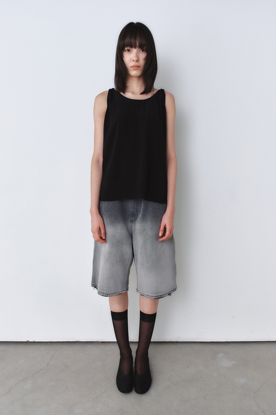 【INSILENCE】 DEMURE SLEEVELESS TOP : BLACK