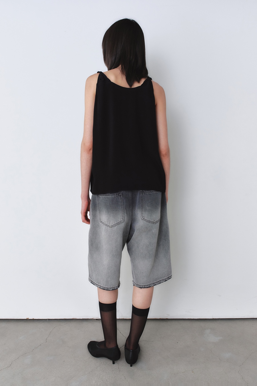 【INSILENCE】 DEMURE SLEEVELESS TOP : BLACK
