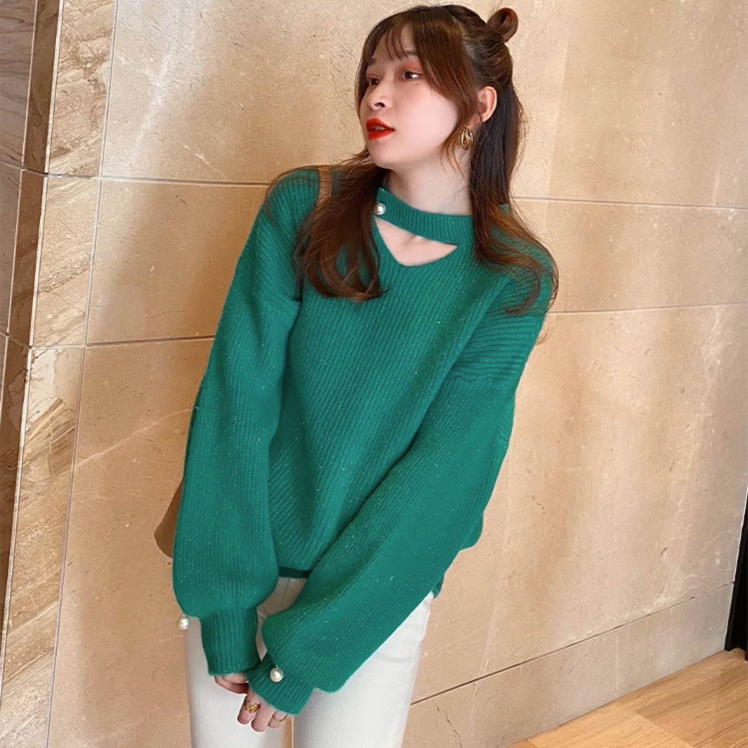 トップス レディース ニット セーター カットアウト デコルテ パール スリット クルーネック ドロップショルダー 長袖 シンプル 無地 カジュアル 伸縮性 かわいい 大人可愛い きれいめ お洒落
