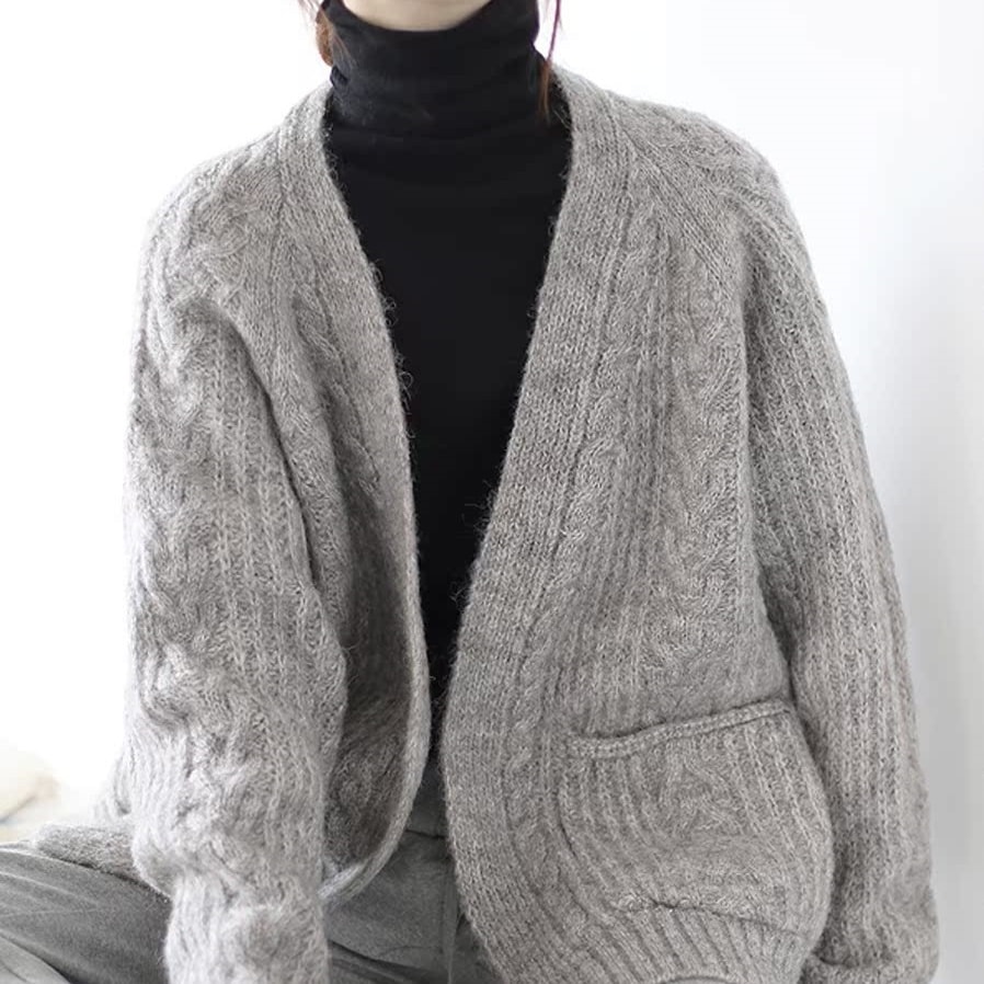 トップス カーディガン ニットカーディガン 長袖 Vネック ミディアム丈 ポケット 萌袖 かわいい 大人可愛い きれいめ シンプル 上品 おしゃれ かっこいい カジュアル レトロ こなれ感 個性的