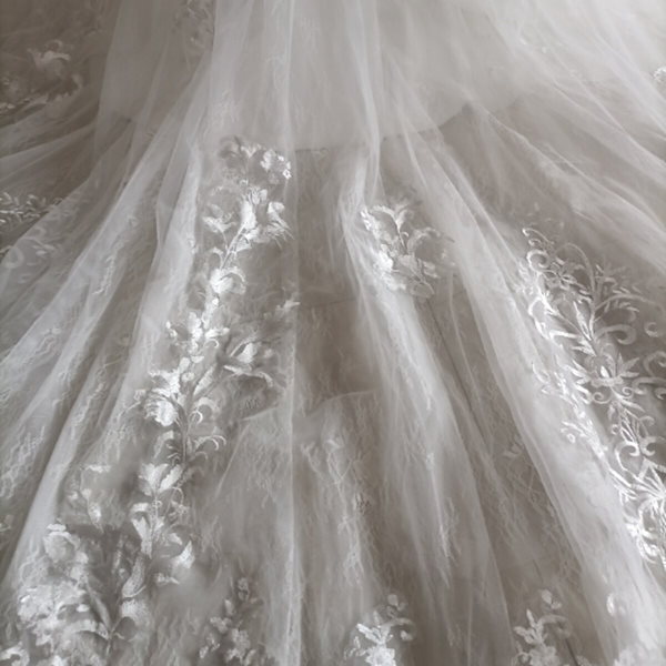 高品質マーメイドライン　ウェディングドレス　オフショルダー3D立体レース刺繍 高品質！ オフホワイト ウエディングドレス 3D立体レース刺繍