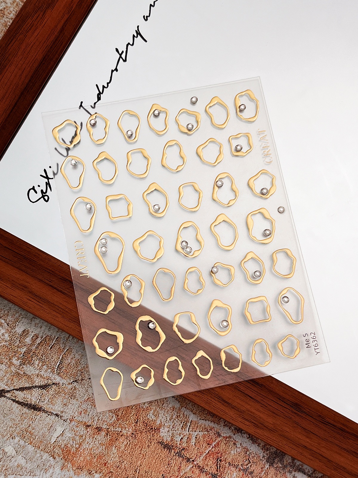 【1点ご購入 で10点プレゼントいたします】ゴールドラインのネイルシール爆閃シンプルリングポップなデコレーションシール