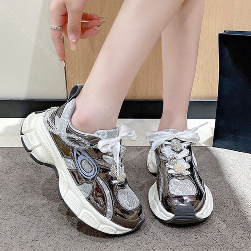 1000円OFFクーポン ヒールスニーカー 大きいサイズ レディース 紐靴 ローカット カジュアルシューズ 歩きやすい スニーカー ローヒール ウォーキング 快適 履きやすい 旅行 トラベル 通学 仕 1000円OFFクーポン ヒールスニーカー 大きいサイズ レディース 紐靴 ローカット カジュアルシューズ 歩きやすい スニーカー ローヒール ウォーキング 快適 履きやすい 旅行 トラベル 通学 仕