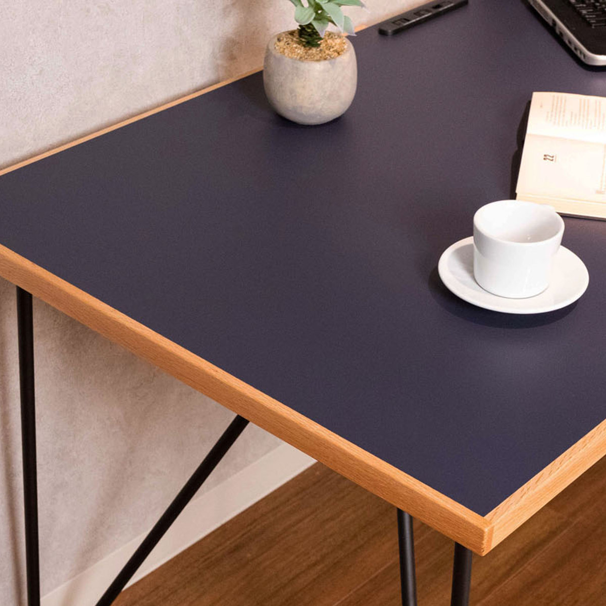 ワークデスク 幅135cm メラミン天板 グレイス デスク シンプル 机 パソコンデスク USBポート コンセント付き 広め 天板 スタイリッシュ 異素材 リビング 開梱設置 ワークデスク 幅135cm メラミン天板 グレイス デスク シンプル 机 パソコンデスク USBポート コンセント付き 広め 天板 スタイリッシュ 異素材 リビング 開梱設置