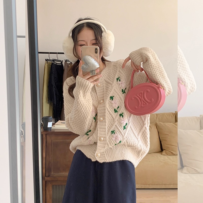 トップス 白トップス 長袖 ドロップショルダー 萌袖 ラウンドネック 襟なし ストレート 刺繍 花柄刺繍 パールボタン 前開き ニット かわいい 大人可愛い カジュアル おしゃれ お洒落 レトロ