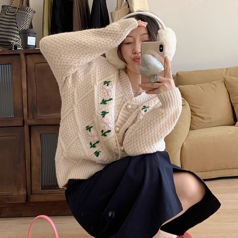 トップス 白トップス 長袖 ドロップショルダー 萌袖 ラウンドネック 襟なし ストレート 刺繍 花柄刺繍 パールボタン 前開き ニット かわいい 大人可愛い カジュアル おしゃれ お洒落 レトロ