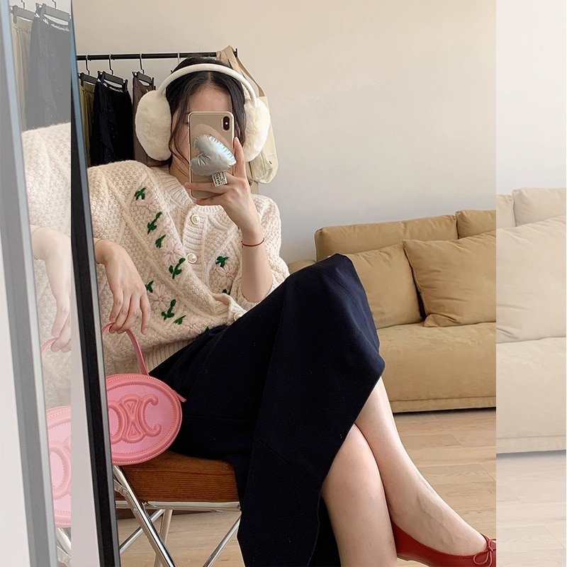 トップス 白トップス 長袖 ドロップショルダー 萌袖 ラウンドネック 襟なし ストレート 刺繍 花柄刺繍 パールボタン 前開き ニット かわいい 大人可愛い カジュアル おしゃれ お洒落 レトロ