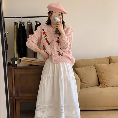 トップス 白トップス 長袖 ドロップショルダー 萌袖 ラウンドネック 襟なし ストレート 刺繍 花柄刺繍 パールボタン 前開き ニット かわいい 大人可愛い カジュアル おしゃれ お洒落 レトロ