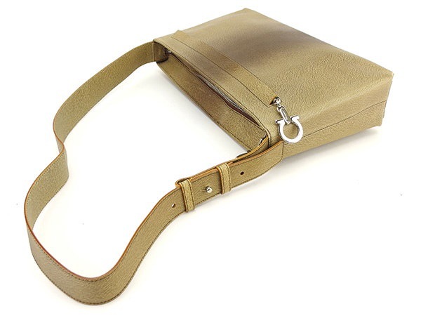 サルヴァトーレ フェラガモ Salvatore Ferragamo ショルダーバッグ ワンショルダー レディース ガンチーニ金具 ベージュ×ブラウン×シルバー レザー 美品 セール 【中古】 T82 サルヴァトーレ フェラガモ Salvatore Ferragamo ショルダーバッグ ワンショルダー レディース ガンチーニ金具 ベージュ×ブラウン×シルバー レザー 美品 セール 【中古】 T82