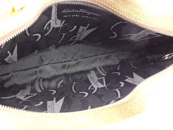 サルヴァトーレ フェラガモ Salvatore Ferragamo ショルダーバッグ ワンショルダー レディース ガンチーニ金具 ベージュ×ブラウン×シルバー レザー 美品 セール 【中古】 T82 サルヴァトーレ フェラガモ Salvatore Ferragamo ショルダーバッグ ワンショルダー レディース ガンチーニ金具 ベージュ×ブラウン×シルバー レザー 美品 セール 【中古】 T82