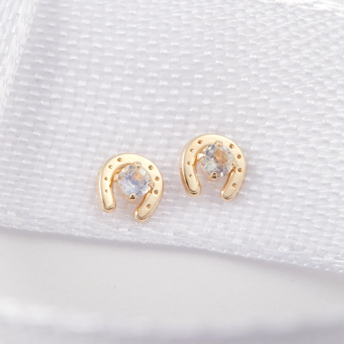 ピアス レディース 日本製 K10YG ムーンストーン 馬蹄 ホースシュー 一粒 6月 誕生石 ピアス レディース 日本製 K10YG ムーンストーン 馬蹄 ホースシュー 一粒 6月 誕生石