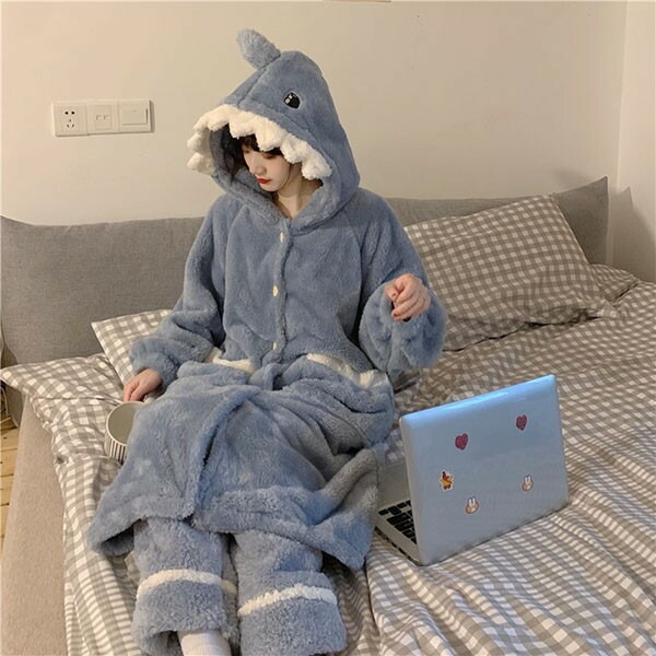 【激安開催!】もこもこパジャマ ナイトガウン レディース サメ柄 冬 かわいい 上下ゼット 長袖 ルームウェア 帽子付き 着る毛布 もこもこ パジャマ 部屋着 寝間着 おうち時間 女性用 ふわふわ 前 【激安開催!】もこもこパジャマ ナイトガウン レディース サメ柄 冬 かわいい 上下ゼット 長袖 ルームウェア 帽子付き 着る毛布 もこもこ パジャマ 部屋着 寝間着 おうち時間 女性用 ふわふわ 前