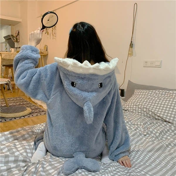 【激安開催!】もこもこパジャマ ナイトガウン レディース サメ柄 冬 かわいい 上下ゼット 長袖 ルームウェア 帽子付き 着る毛布 もこもこ パジャマ 部屋着 寝間着 おうち時間 女性用 ふわふわ 前 【激安開催!】もこもこパジャマ ナイトガウン レディース サメ柄 冬 かわいい 上下ゼット 長袖 ルームウェア 帽子付き 着る毛布 もこもこ パジャマ 部屋着 寝間着 おうち時間 女性用 ふわふわ 前