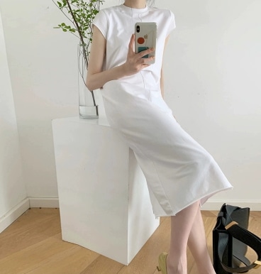 ワンピース モノトーンコーデ タイトワンピース 膝下 ミモレ丈 ノースリーブ 半袖 Uネック 襟なし スリム タイト 細身 ストレート スマート 切り替えデザイン 透け感 伸縮性 薄手 かわいい ワンピース モノトーンコーデ タイトワンピース 膝下 ミモレ丈 ノースリーブ 半袖 Uネック 襟なし スリム タイト 細身 ストレート スマート 切り替えデザイン 透け感 伸縮性 薄手 かわいい