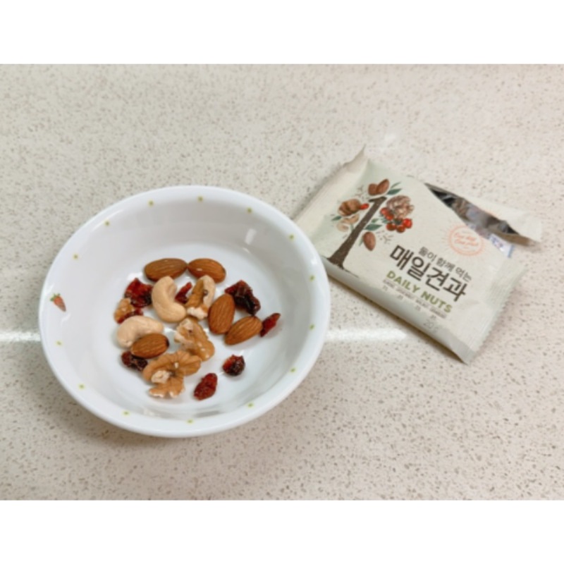 二人で一緒に食べる毎日ナッツ一日一袋 一日ナッツ 20G 60袋 (1.2kg) 二人で一緒に食べる毎日ナッツ一日一袋 一日ナッツ 20G 60袋 (1.2kg)