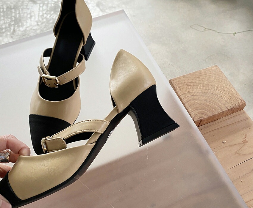 パンプス セパレート キャップトゥ ストラップ ポインテッドトゥ 黒 ベージュ アイボリー