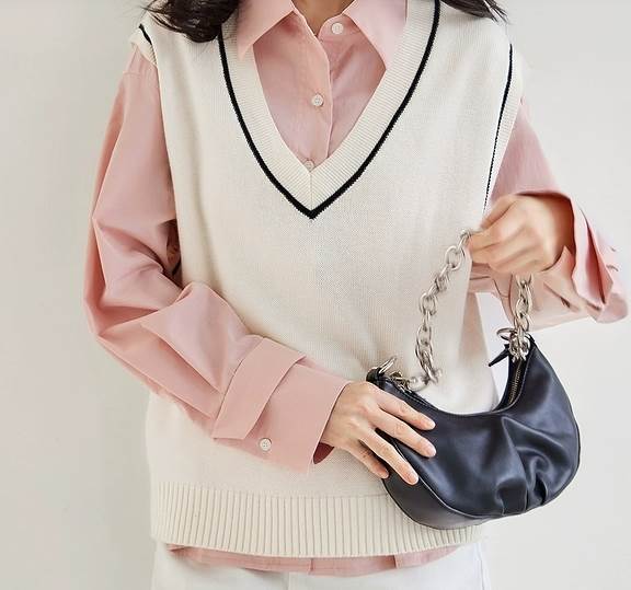 トップス ベスト ショート丈 袖なし 襟なし Vネック プルオーバー ニット かわいい 大人可愛い シンプル カジュアル 大人 上品 おしゃれ お洒落 かっこいい レトロ 大人女子 こなれ感 ラフ キ