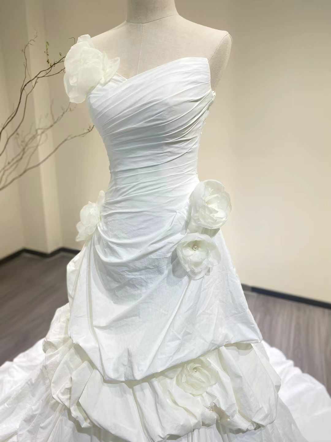 ウェディングドレス デザイン感 マーメイドライン ハンドメイド ラッフルフリル シルクタフタ 花嫁 ウェディングドレス デザイン感 マーメイドライン ハンドメイド ラッフルフリル シルクタフタ 花嫁