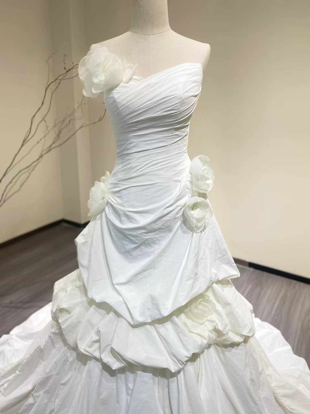 ウェディングドレス デザイン感 マーメイドライン ハンドメイド ラッフルフリル シルクタフタ 花嫁 ウェディングドレス デザイン感 マーメイドライン ハンドメイド ラッフルフリル シルクタフタ 花嫁