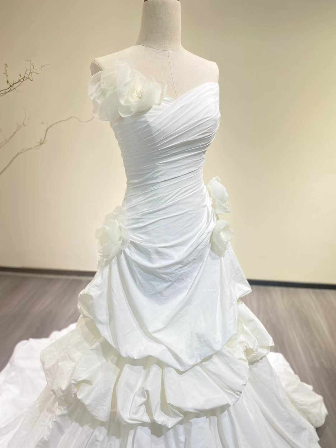 ウェディングドレス デザイン感 マーメイドライン ハンドメイド ラッフルフリル シルクタフタ 花嫁 ウェディングドレス デザイン感 マーメイドライン ハンドメイド ラッフルフリル シルクタフタ 花嫁