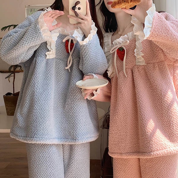 ルームウェア 寝巻き 寝間着 かわいい 暖かい ズボン付き いちご柄 パジャマ 着心地よい レディース ゆったり 気持ちいい 癒し感 長袖パジャマ お揃い サンゴベルベット 冬 女の子