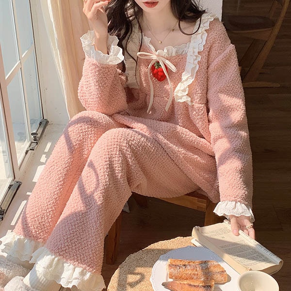 ルームウェア 寝巻き 寝間着 かわいい 暖かい ズボン付き いちご柄 パジャマ 着心地よい レディース ゆったり 気持ちいい 癒し感 長袖パジャマ お揃い サンゴベルベット 冬 女の子