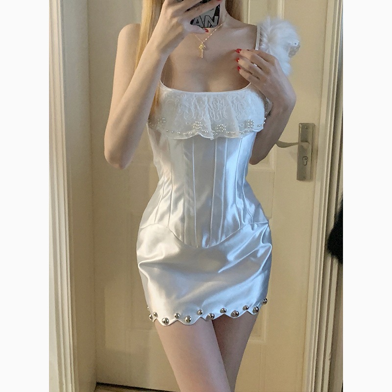 熱い女の子のための白いレースのサテンストラップの重いドレス夏のウエストセクシーなスリムヒップハグ誕生日スカート