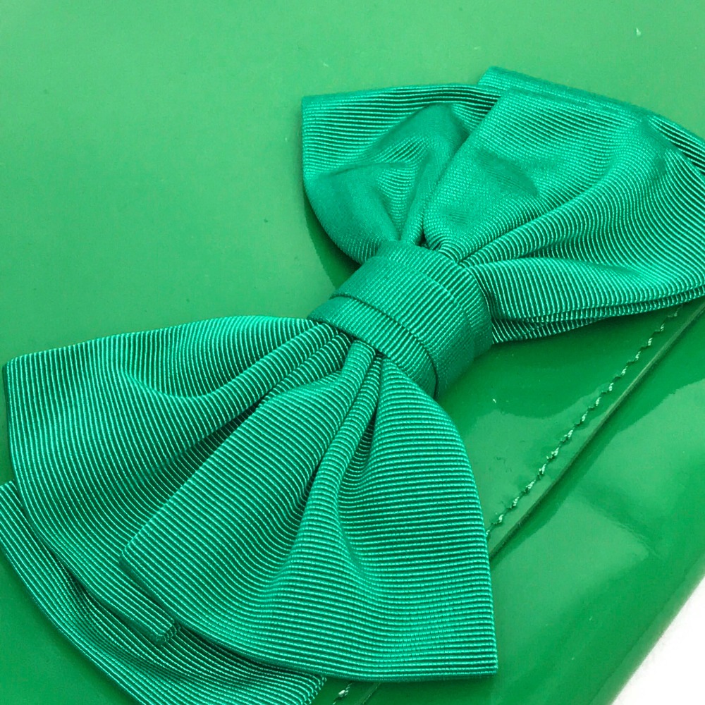 美品　グリーン ロゴ クラッチバッグ　ヴァレンティノ Valentino Garavani Vロゴ クラッチバッグ | グリーン | FARFETCH JP