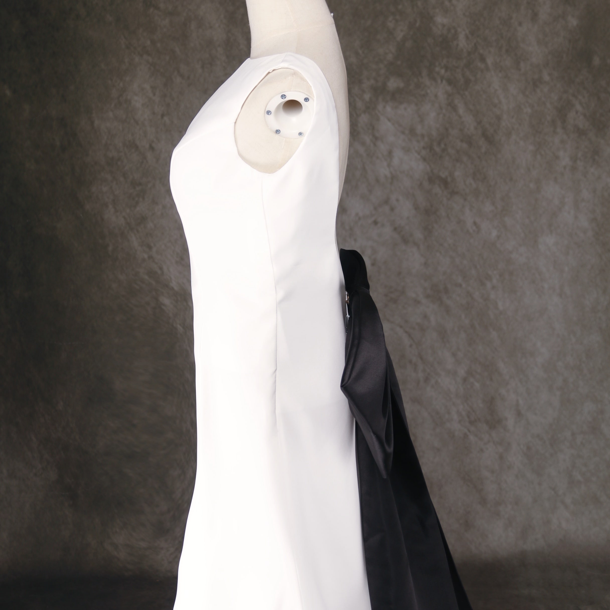 パーティードレス ふっくら柔らかなバックリボン ソフトマーメイドライン ノースリーブ バックレス