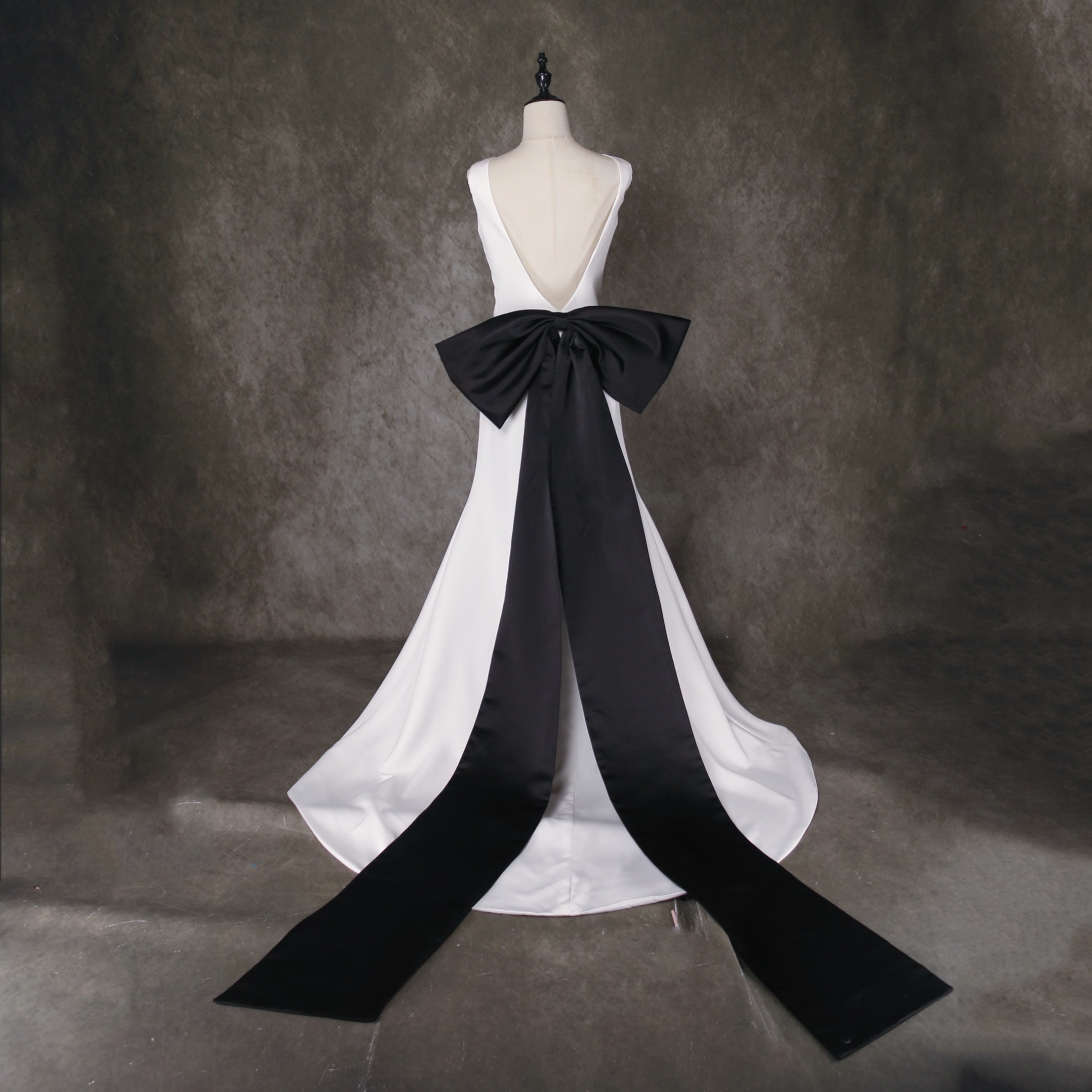 パーティードレス ふっくら柔らかなバックリボン ソフトマーメイドライン ノースリーブ バックレス
