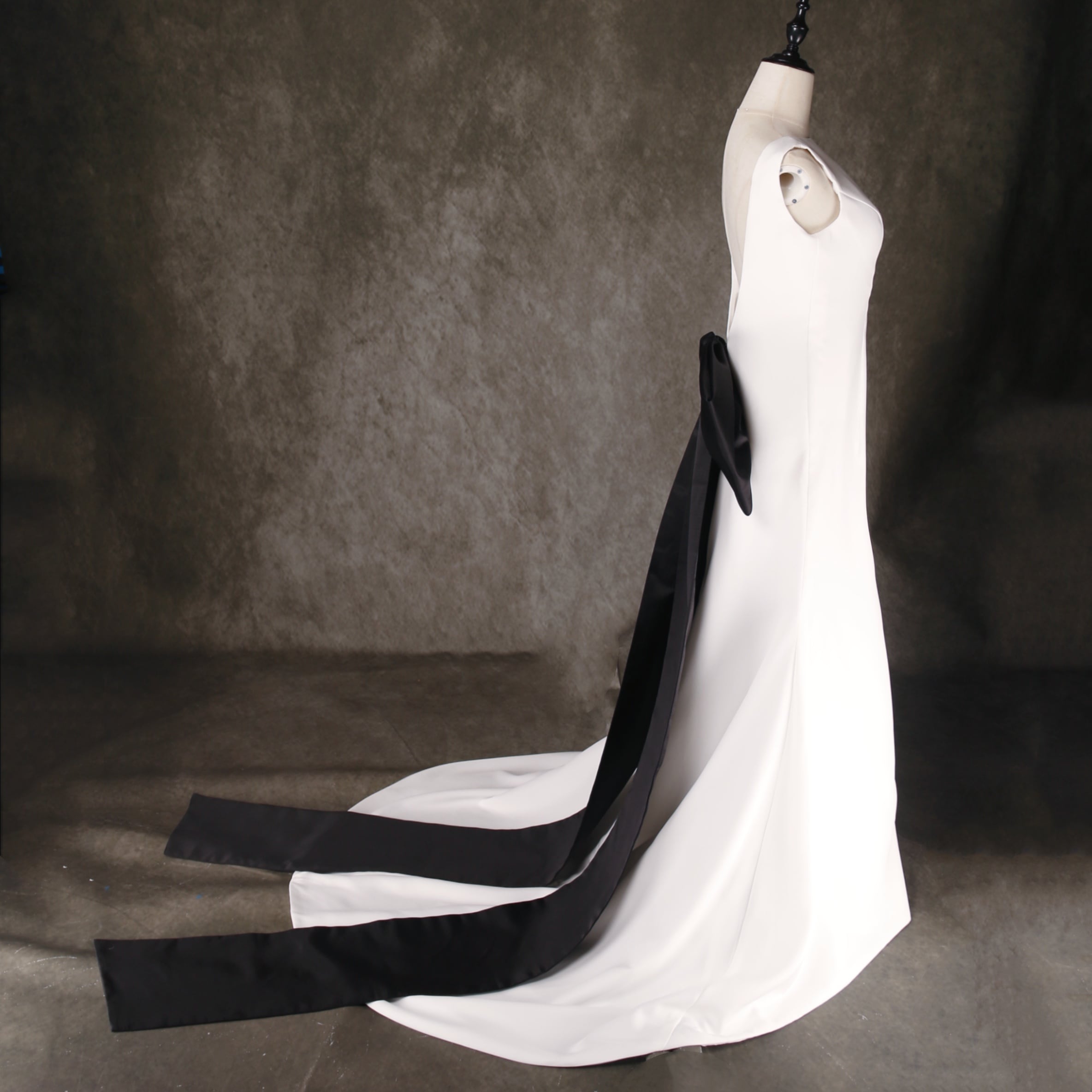 パーティードレス ふっくら柔らかなバックリボン ソフトマーメイドライン ノースリーブ バックレス