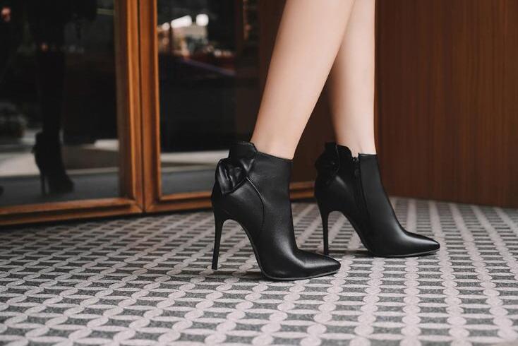 レディースブーツ　ショートブーツ ピンヒール サイドジッパー ポインテッドトゥ　ブーティー　冬靴　春秋　美脚効果 　バックファスナー付 　10センチヒール　細ヒール　大きいサイズあり